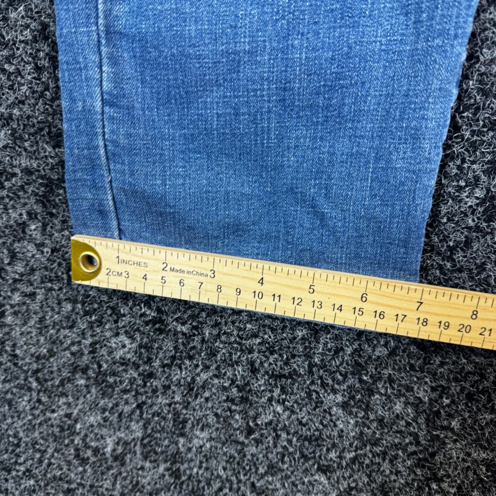 Levis Classic Straight Leg‎ Jeans Womens 31 Medium Wash Blue Denim - Picture 6 of 7
